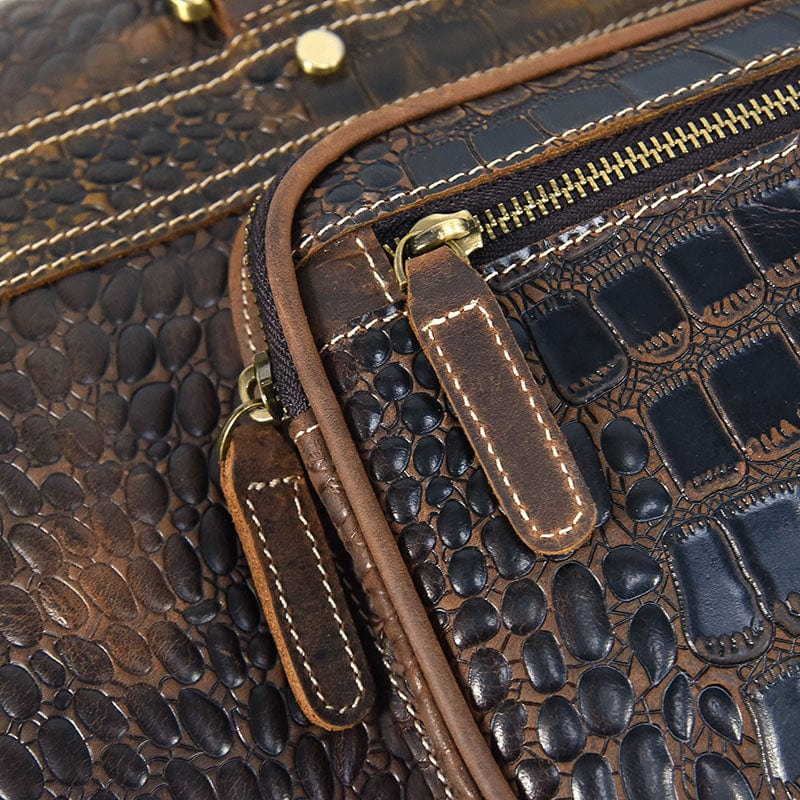 Sac de voyage moderne en cuir estampé crocodile. Pour homme d'affaires. Look impeccable en déplacement.