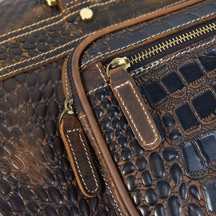 Sac de voyage moderne en cuir estampé crocodile. Pour homme d'affaires. Look impeccable en déplacement.