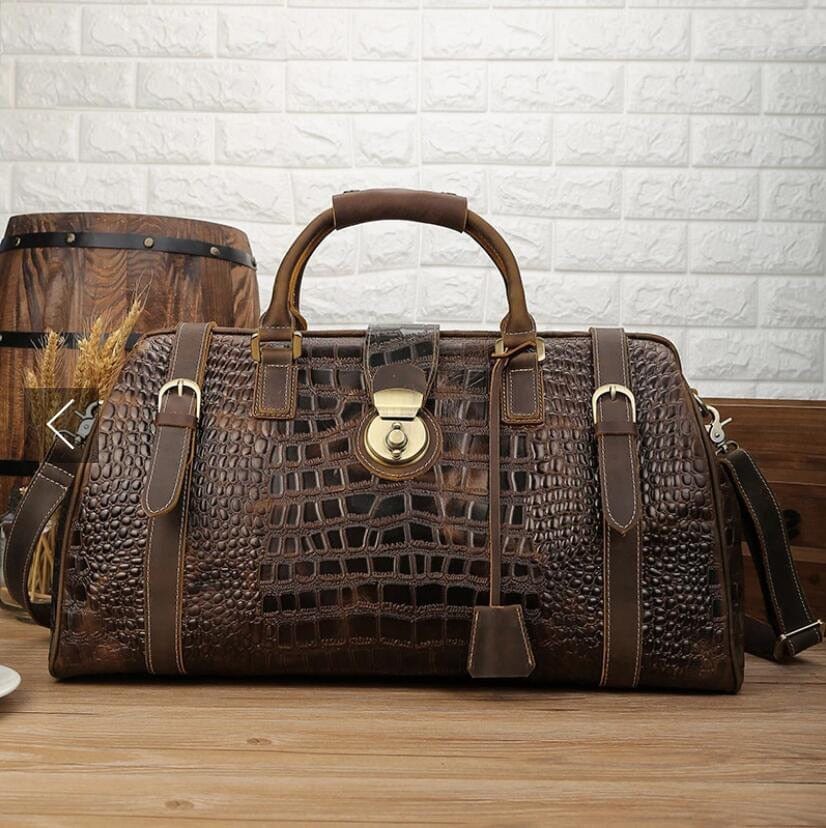 Sac de voyage élégant pour homme en cuir véritable imprimé crocodile. Parfait comme bagage à main chic.