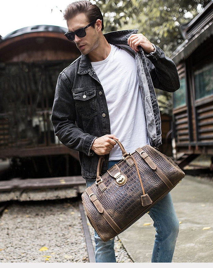 Sac cabine homme en cuir de luxe, imitation crocodile. Idéal pour les escapades impromptues.
