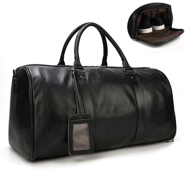 Grand sac de voyage élégant en cuir véritable pour femme, vue de face, poignées robustes, design chic.