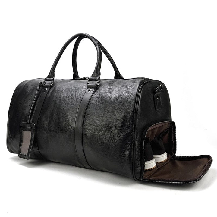 Sac en cuir élégant pour femme, porté par une femme en voyage, montrant sa taille idéale comme bagage à main.
