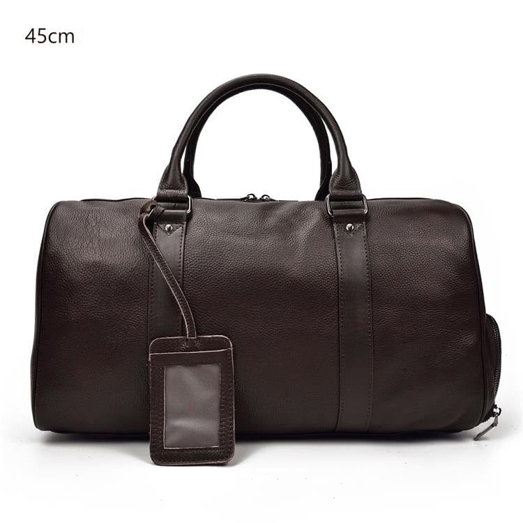 Sac de voyage en cuir marron élégant pour femme, porté à l'épaule, accessoire voyage de luxe, style moderne.