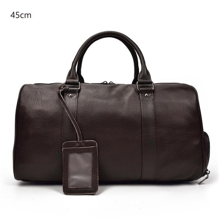 Sac de voyage en cuir marron élégant pour femme, porté à l'épaule, accessoire voyage de luxe, style moderne.