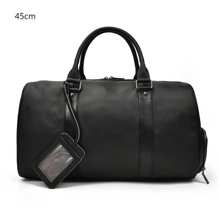 Sac de voyage en cuir véritable noir pour femme, vue détaillée du cuir et des coutures, bagage à main de qualité.