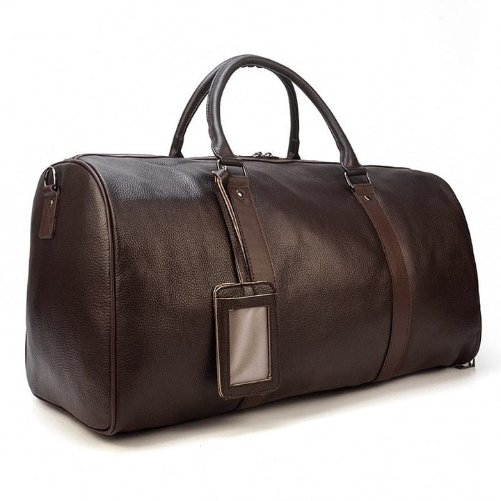 Gros plan d'un sac de voyage en cuir pour femme, montrant le grain du cuir et la finition, sac élégant.