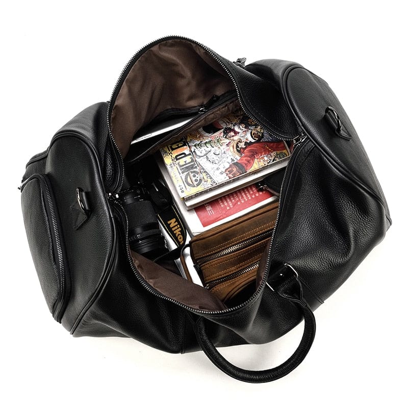 Sac de voyage féminin en cuir élégant, avec une écharpe colorée attachée, pour un look chic et tendance.