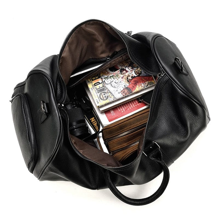 Sac de voyage féminin en cuir élégant, avec une écharpe colorée attachée, pour un look chic et tendance.