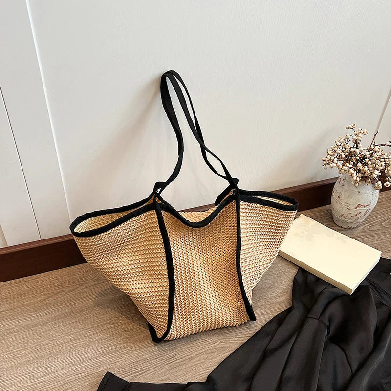 Cabas de plage Hélios en paille naturelle pour femme, un accessoire mode estival élégant