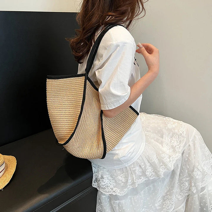 Sac fourre-tout Hélios en paille tressée, parfait pour les essentiels de plage des femmes
