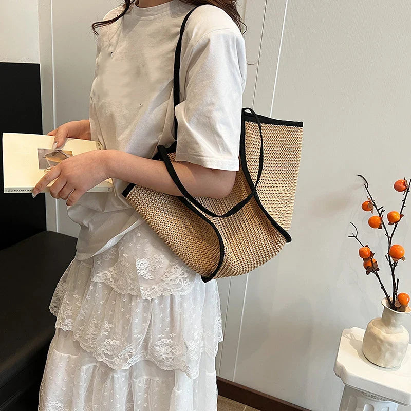 Grand sac de plage en paille tressée Hélios, alliant fonctionnalité et style pour les femmes