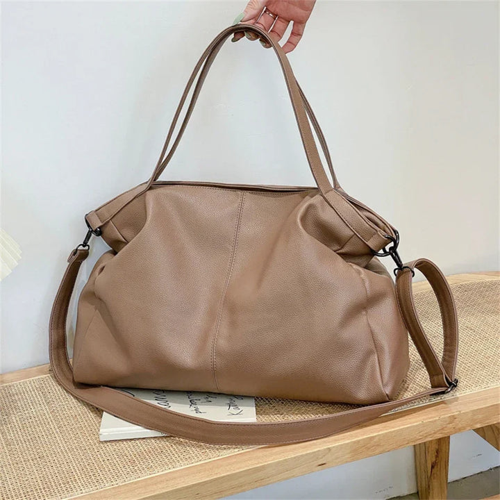 Grand sac hobo chic beige pour femme en cuir synthétique, idéal pour le travail et les cours.