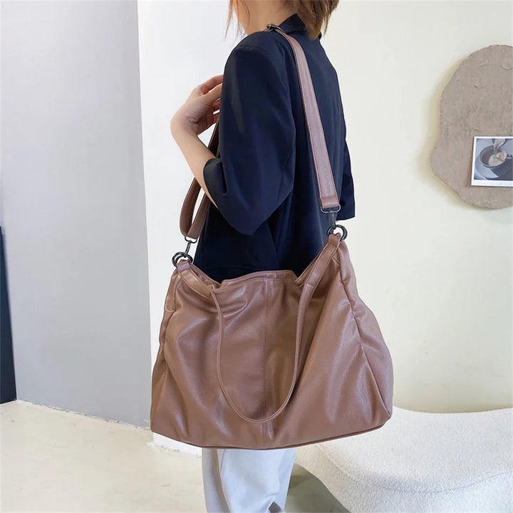 Élégant sac à main hobo grand format beige pour femme, design chic parfait pour toutes occasions.
