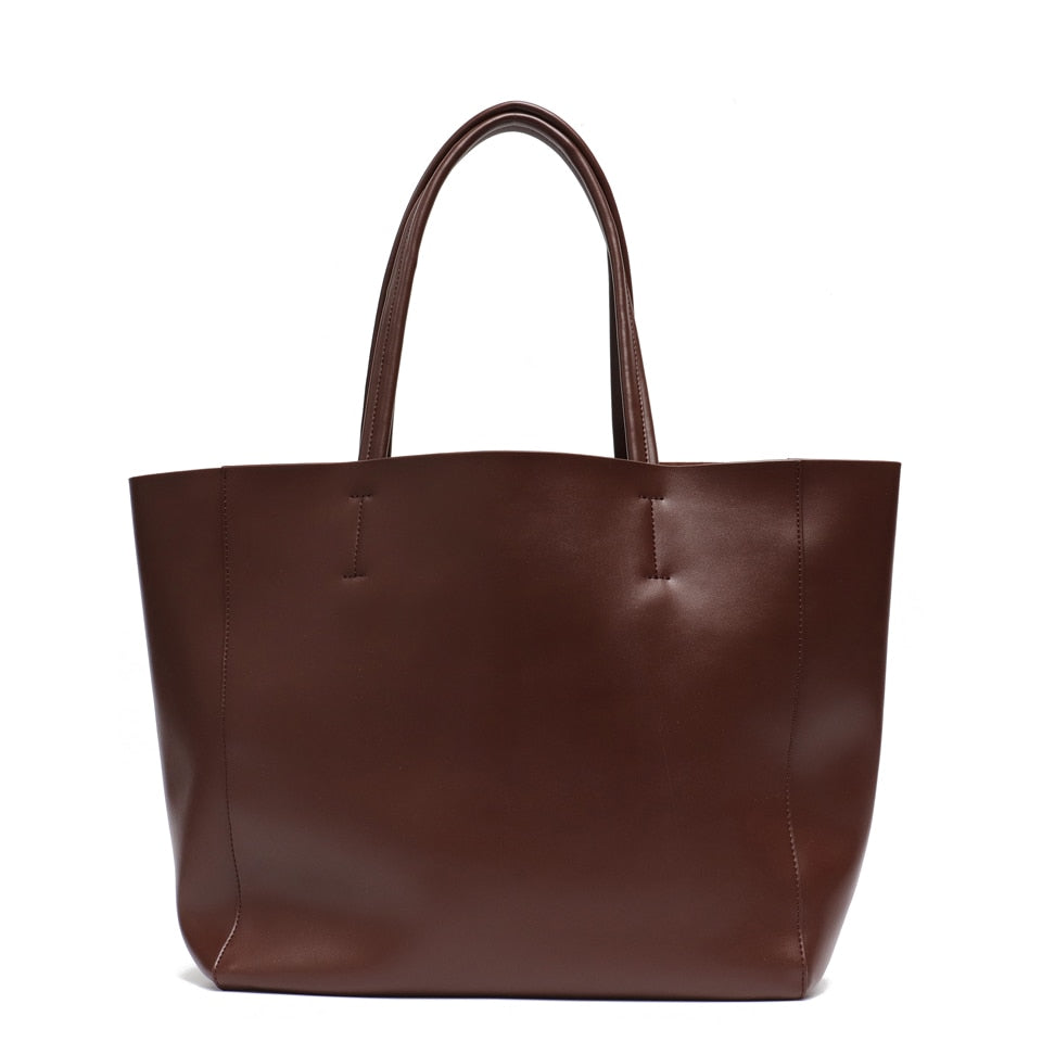 Design intemporel du grand sac à main femme en cuir véritable, avec vue de côté.