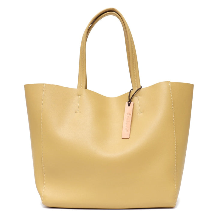 Détail des coutures et du cuir véritable sur un élégant sac à main pour femme.