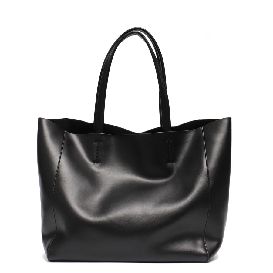 Grand sac à main femme en cuir souple, porté à l'épaule, parfait pour une utilisation quotidienne.