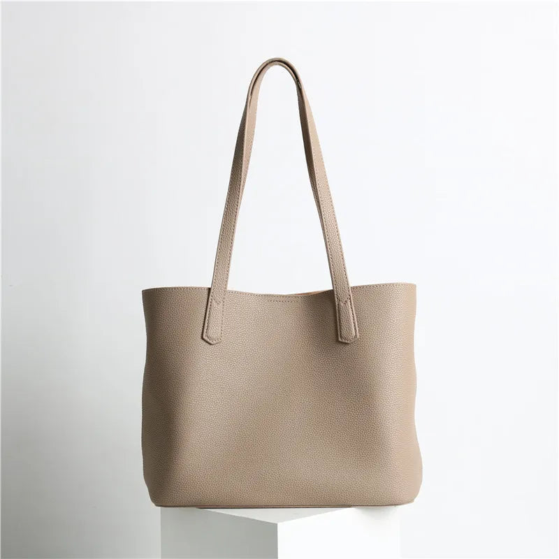 Grand sac à main femme beige en cuir grainé, élégant et pratique pour le quotidien.