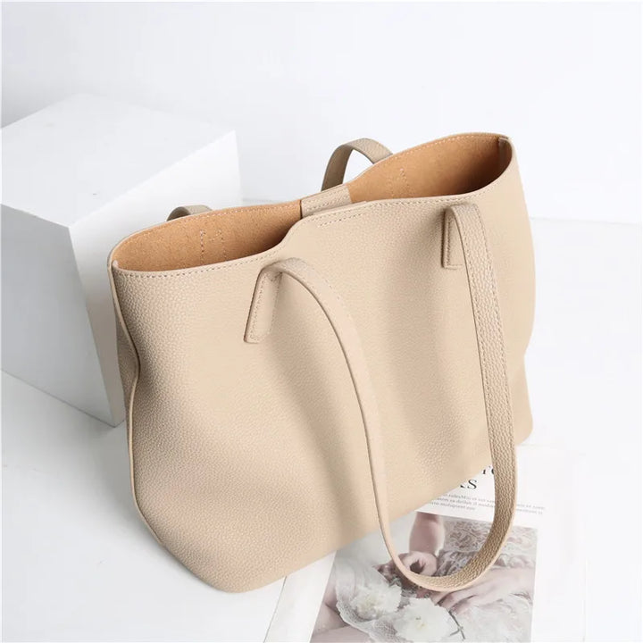 Sac épaule femme beige en cuir grainé, accessoire quotidien spacieux et élégant.