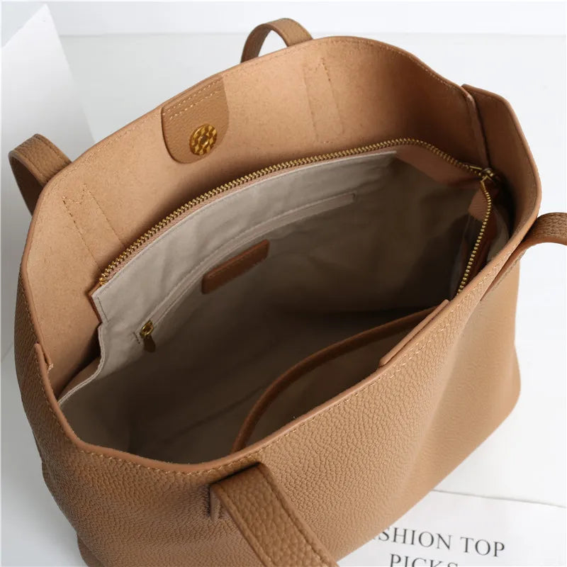 Sac à main femme grand format, en cuir grainé beige, design élégant et fonctionnel pour le quotidien.