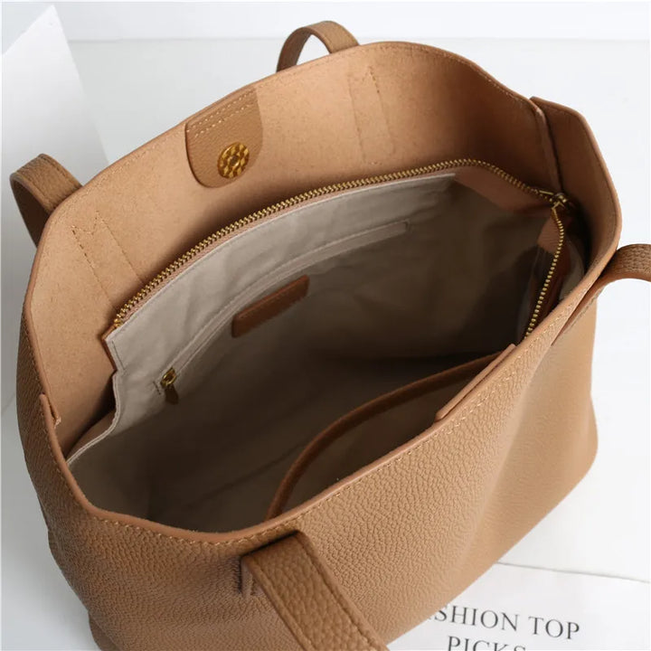 Sac à main femme grand format, en cuir grainé beige, design élégant et fonctionnel pour le quotidien.