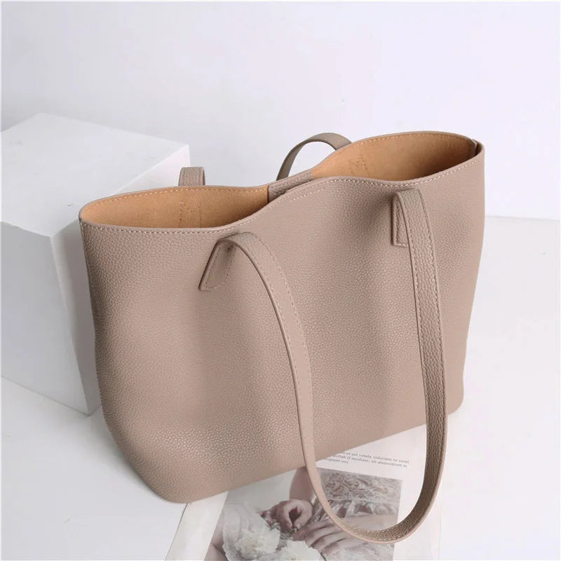 Sac épaule femme grand format, couleur beige, en cuir grainé, élégant et pratique au quotidien.