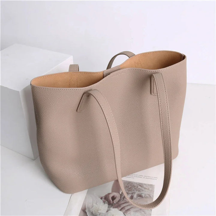Sac épaule femme grand format, couleur beige, en cuir grainé, élégant et pratique au quotidien.