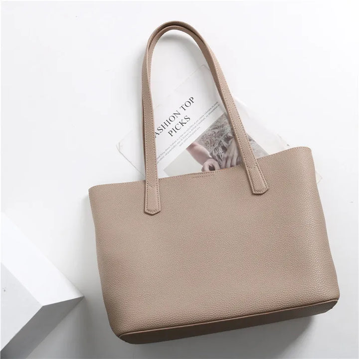 Grand sac à main femme beige abricot en cuir grainé, élégant, pratique et spacieux pour le quotidien.