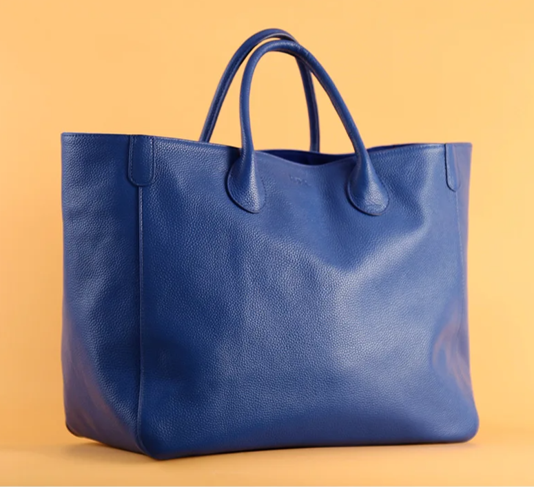 Sac fourre-tout en cuir bleu pour femme, parfait pour un usage quotidien, alliant élégance et praticité.