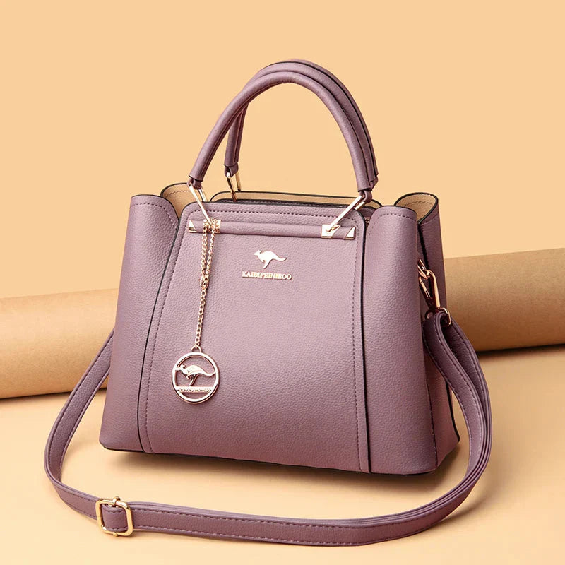 Femme portant un grand sac à main en cuir marron à l'épaule, look quotidien chic et fonctionnel.