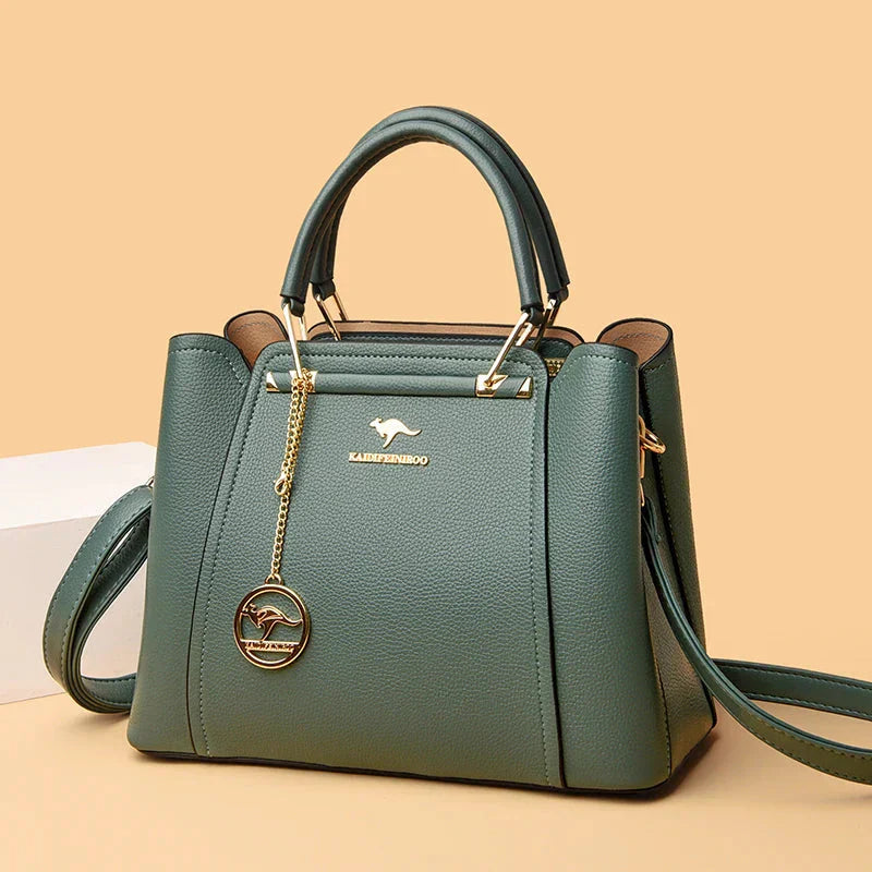 Intérieur spacieux d'un grand sac à main en cuir, multiples compartiments pour organiser vos essentiels.