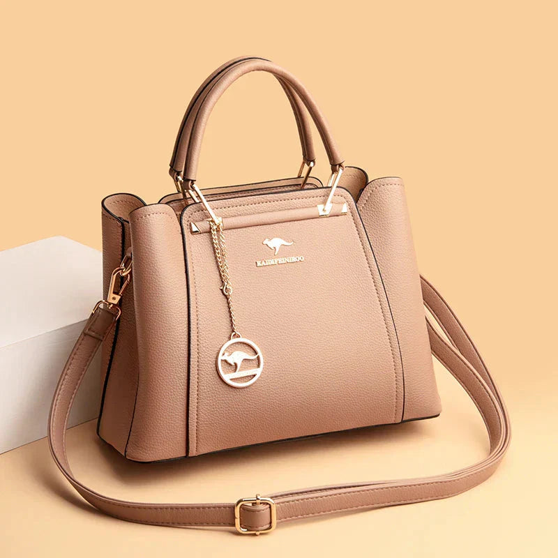Vue arrière d'un sac à main en cuir élégant pour femme, finitions soignées, design épuré et luxe.