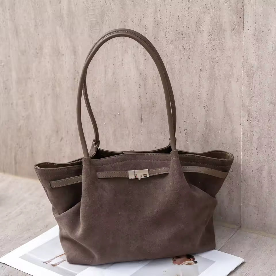 Sac de ville spacieux en cuir suède, élégant et polyvalent, accessoire mode pour femme, porté épaule.