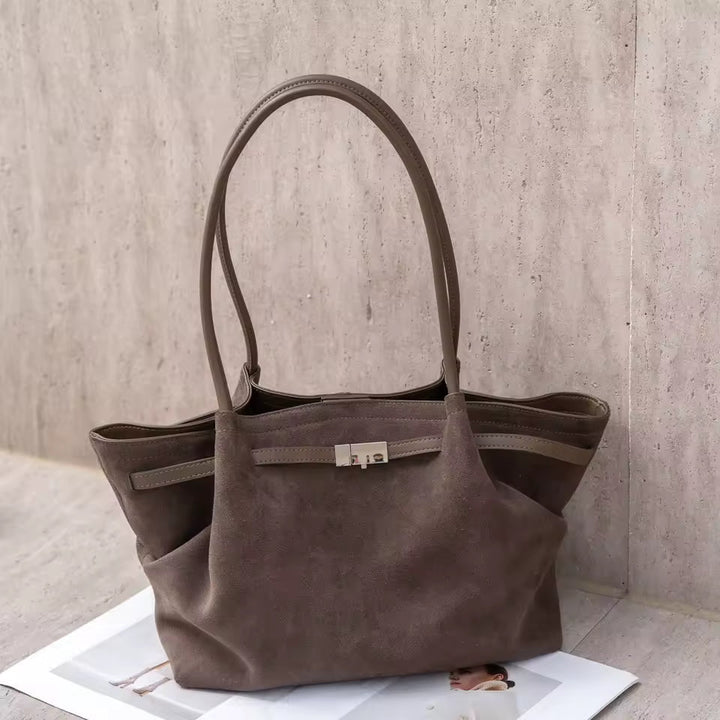 Sac de ville spacieux en cuir suède, élégant et polyvalent, accessoire mode pour femme, porté épaule.