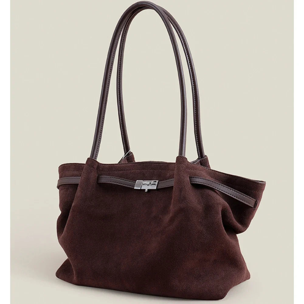 Sac shopping spacieux en suède pour femme, porté épaule, parfait accessoire élégant et pratique.