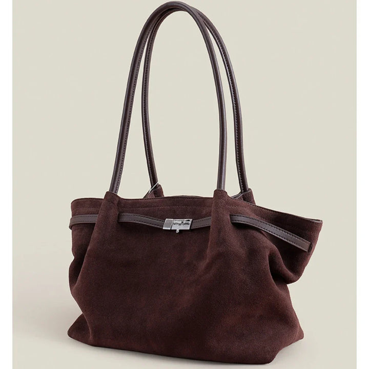 Sac shopping spacieux en suède pour femme, porté épaule, parfait accessoire élégant et pratique.