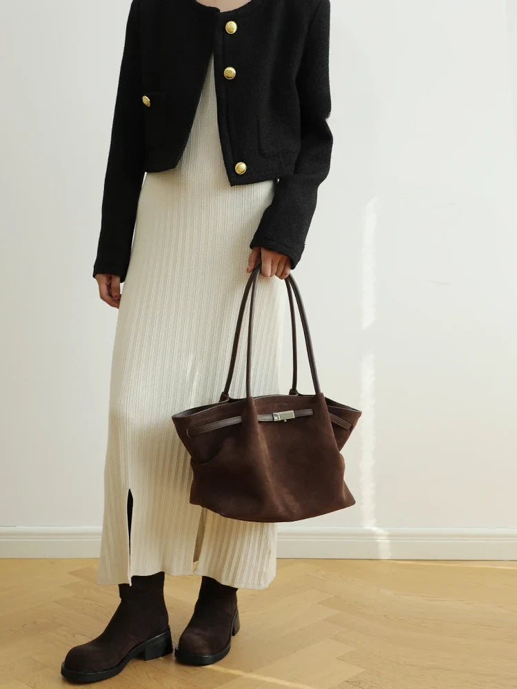 Sac à main femme élégant en cuir suède, grand et spacieux, accessoire mode chic pour le bureau.