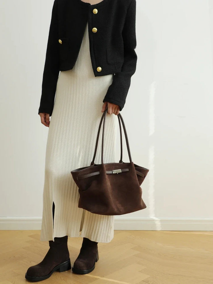 Sac à main femme élégant en cuir suède, grand et spacieux, accessoire mode chic pour le bureau.