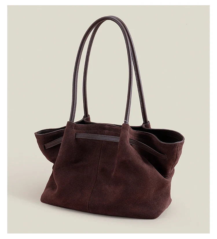Sac femme en suède, grand et spacieux, idéal pour le shopping ou le quotidien, porté épaule confortable.