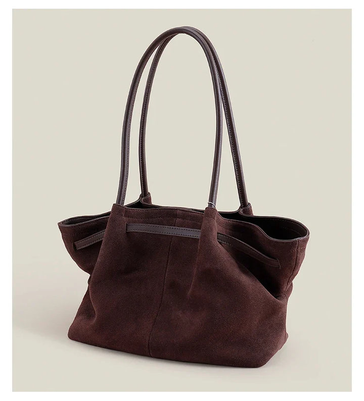 Sac femme en suède, grand et spacieux, idéal pour le shopping ou le quotidien, porté épaule confortable.