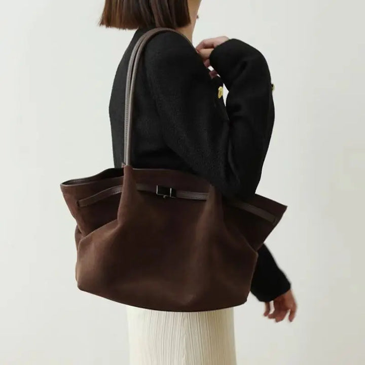 Magnifique sac à main en cuir suède pour femme, design élégant, grand format, accessoire mode intemporel.