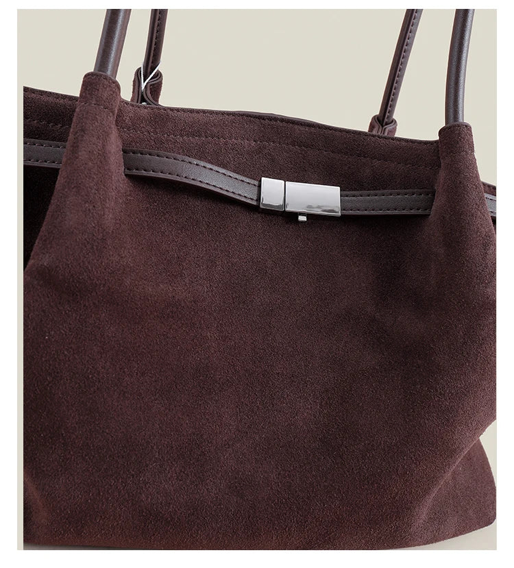 Sac à main femme grand format, cuir suède élégant, spacieux pour le quotidien et les sorties, porté épaule.