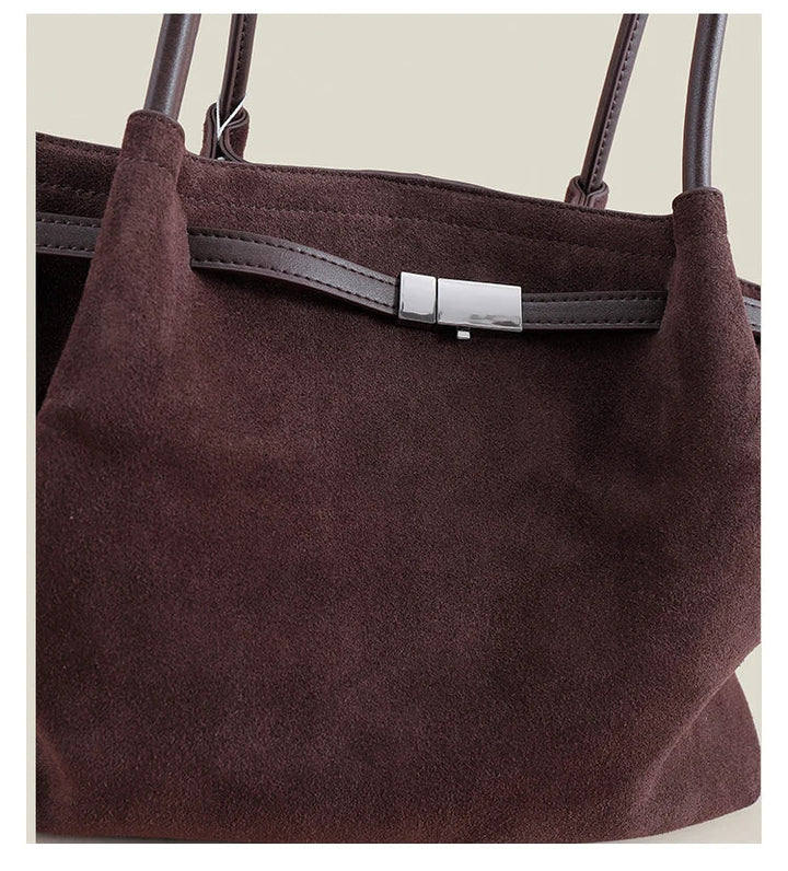 Sac à main femme grand format, cuir suède élégant, spacieux pour le quotidien et les sorties, porté épaule.
