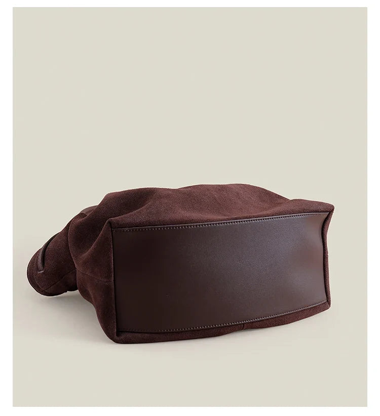 Sac femme élégant en suède, grand modèle, parfait pour le travail ou le shopping, accessoire mode chic.