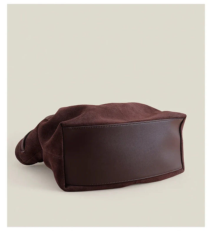 Sac femme élégant en suède, grand modèle, parfait pour le travail ou le shopping, accessoire mode chic.