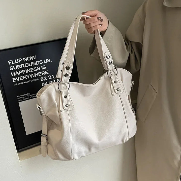 Sac élégant en cuir souple, grand compartiment, idéal pour femme active et organisée.