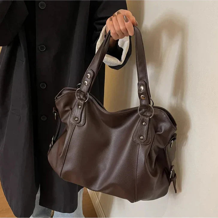 Sac épaule femme en cuir souple, accessoire essentiel pour un look raffiné.