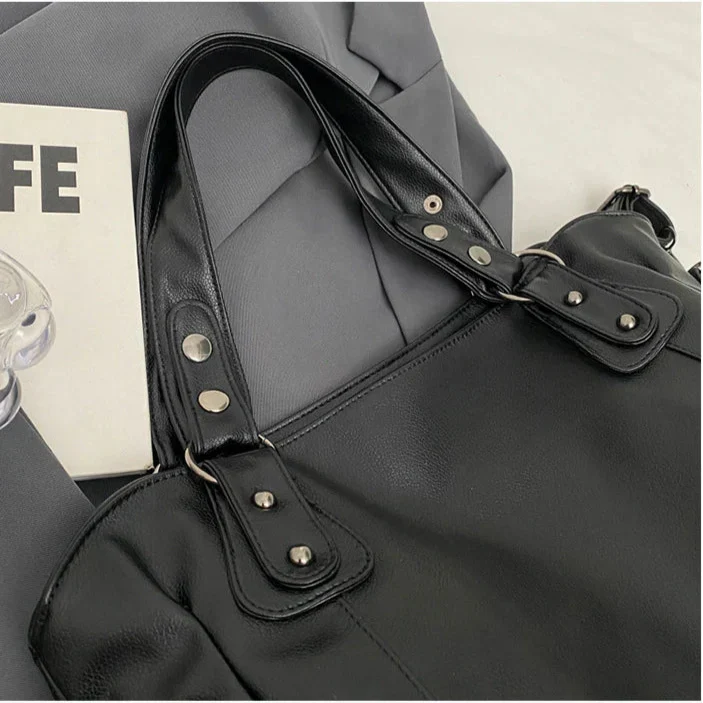 Sac femme élégant en cuir, souple et pratique, pour transporter tous vos indispensables.