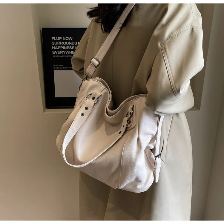 Sac à main grand volume pour femme, en cuir doux et résistant, facile d'entretien.