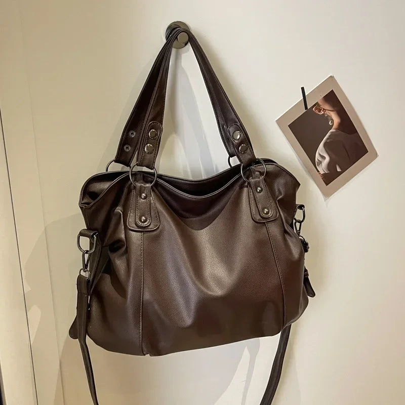 Sac épaule grand format en cuir véritable, accessoire de mode intemporel.