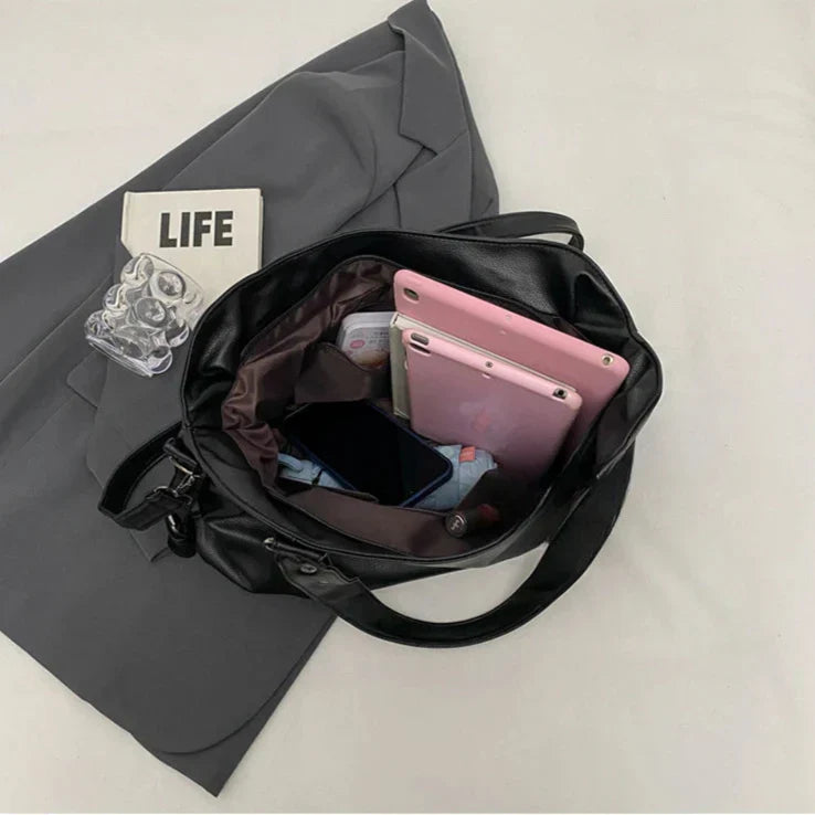Grand sac bandoulière femme en cuir souple, pour un style chic et pratique.